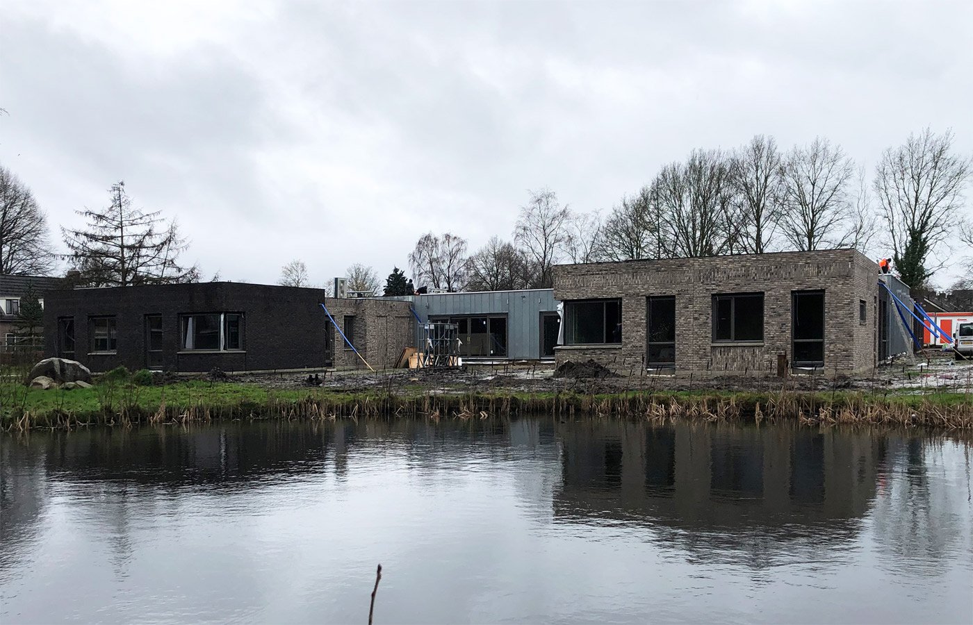 gebouw aan het water